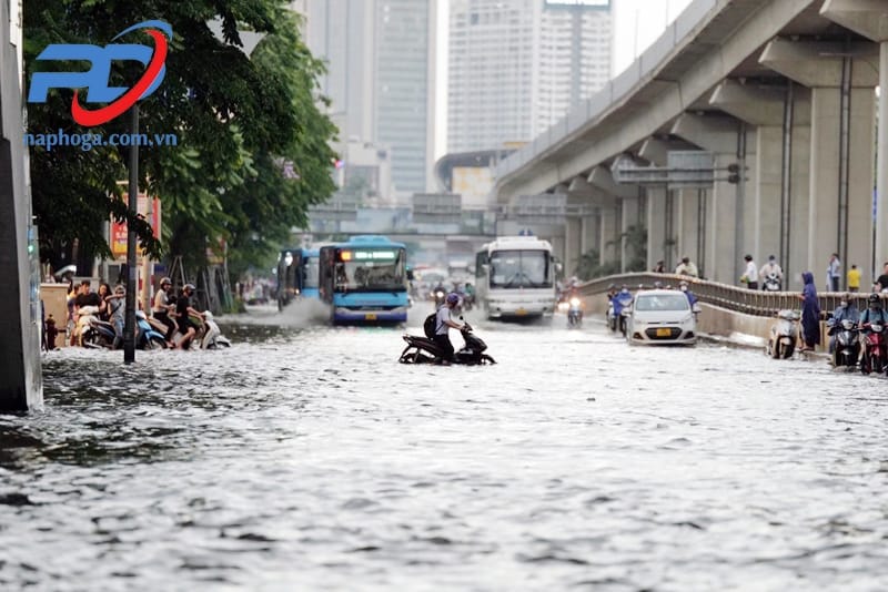 Nhiều tuyến đường như Nguyễn Trãi, Trường Chinh hay Triều Khúc thành “sông nước”